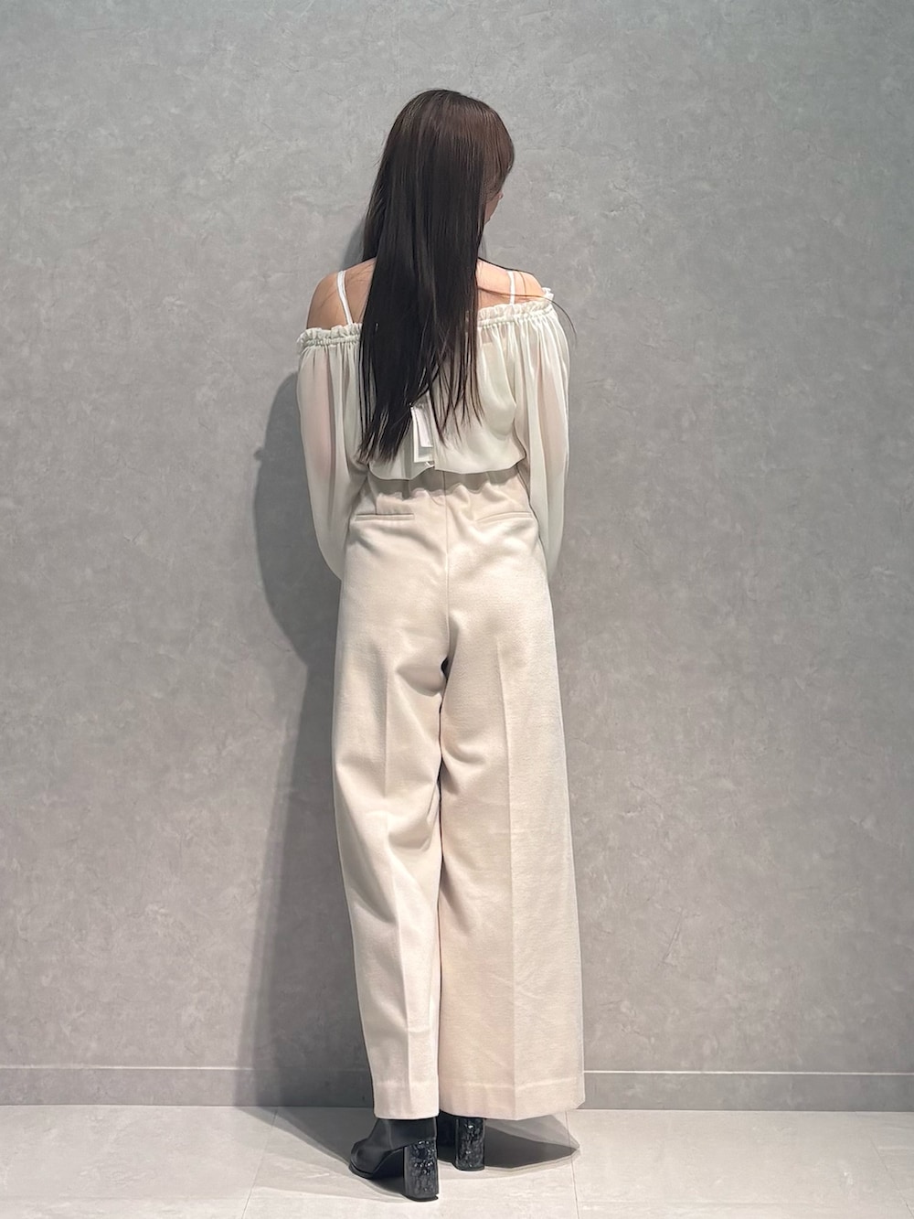 ホワイト系のワンピース、ブラック系のブーツを着用したレディースの秋コーディネートの5枚目の写真