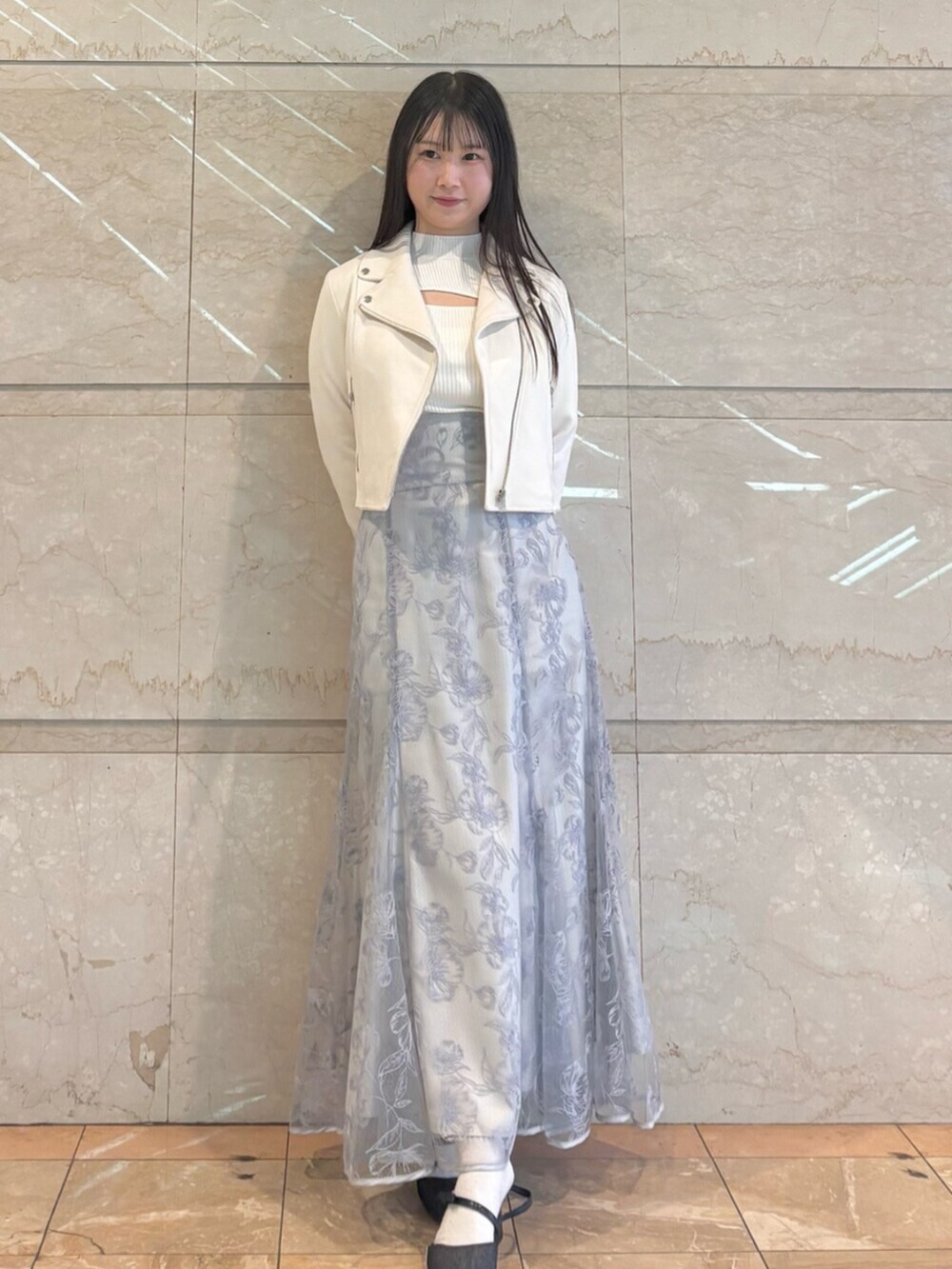 「春服コーデ、オトナカワイイ、ootd」｜「MERCURYDUOのラインフラワーバックレースアップ刺繍スカート（スカート、ブルー系）」を使った、NANAさん（レディース・155cm）の春コーディネートの6枚目の写真