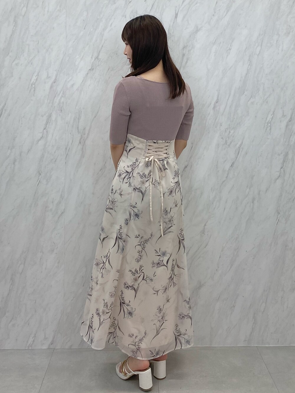 ベージュ系のワンピース、ホワイト系のサンダルを着用したレディースの夏コーディネートの4枚目の写真