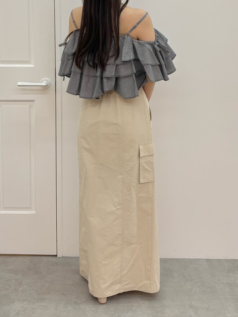 ホワイト系のスカート、ホワイト系のサンダル、その他のシャツ/ブラウスを着用したレディースの夏コーディネートの4枚目の写真