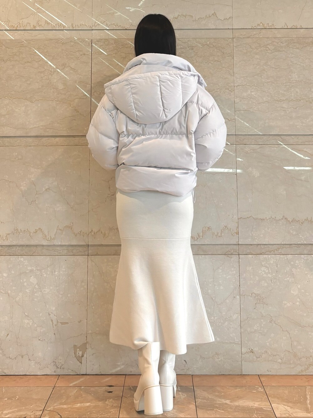 ホワイト系のワンピース、ホワイト系のブーツ、パープル系のダウンジャケット/コートを着用したレディースの秋コーディネートの2枚目の写真