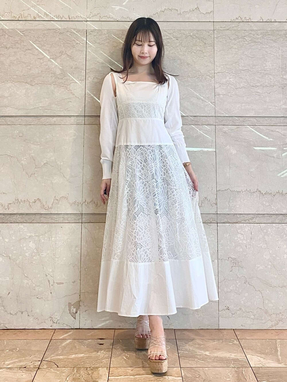 ホワイト系のワンピース、ホワイト系のカーディガン/ボレロ、その他のサンダルを着用したレディースの夏コーディネートの4枚目の写真