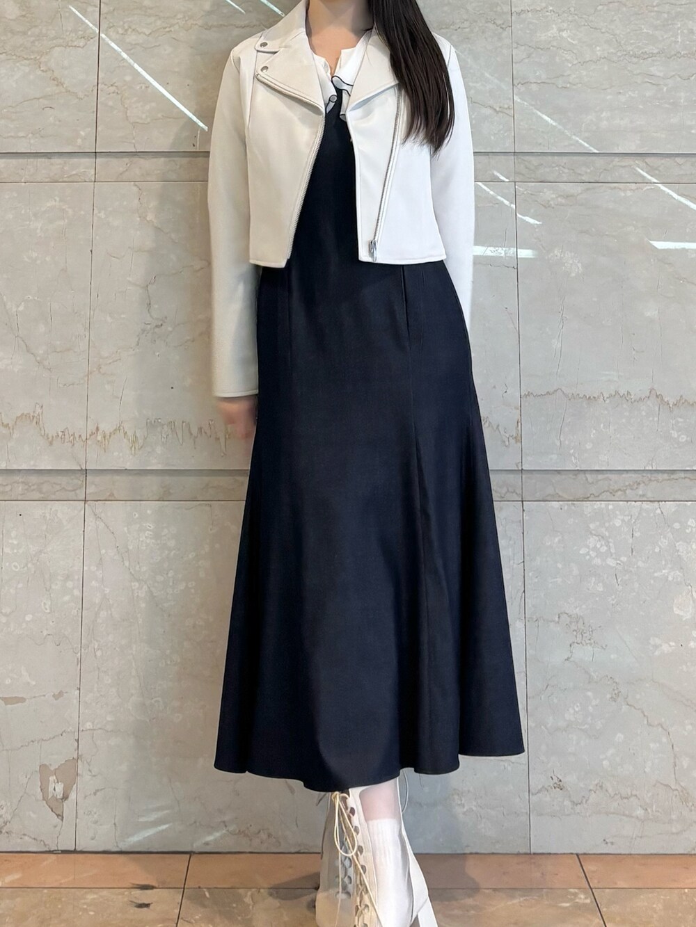 「MERCURYDUOのボリュームラッフル配色ドッキングワンピース（ワンピース、ブルー系）」を使った、NANAさん（レディース・155cm）の春コーディネートの2枚目の写真