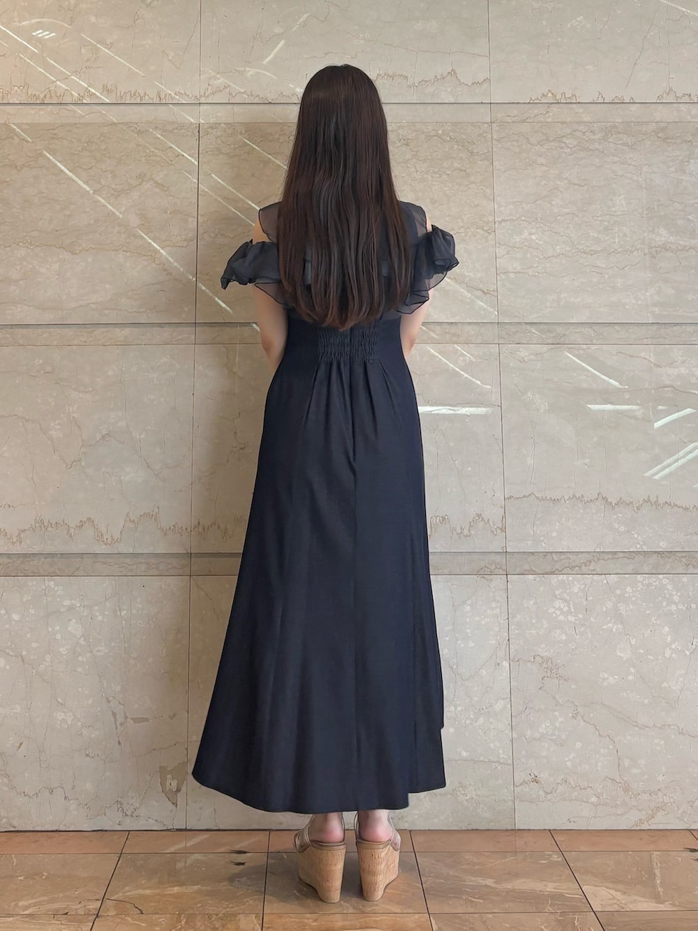 ブルー系のワンピース、その他のサンダル、ブラック系のハンドバッグを着用したレディースの夏コーディネートの5枚目の写真