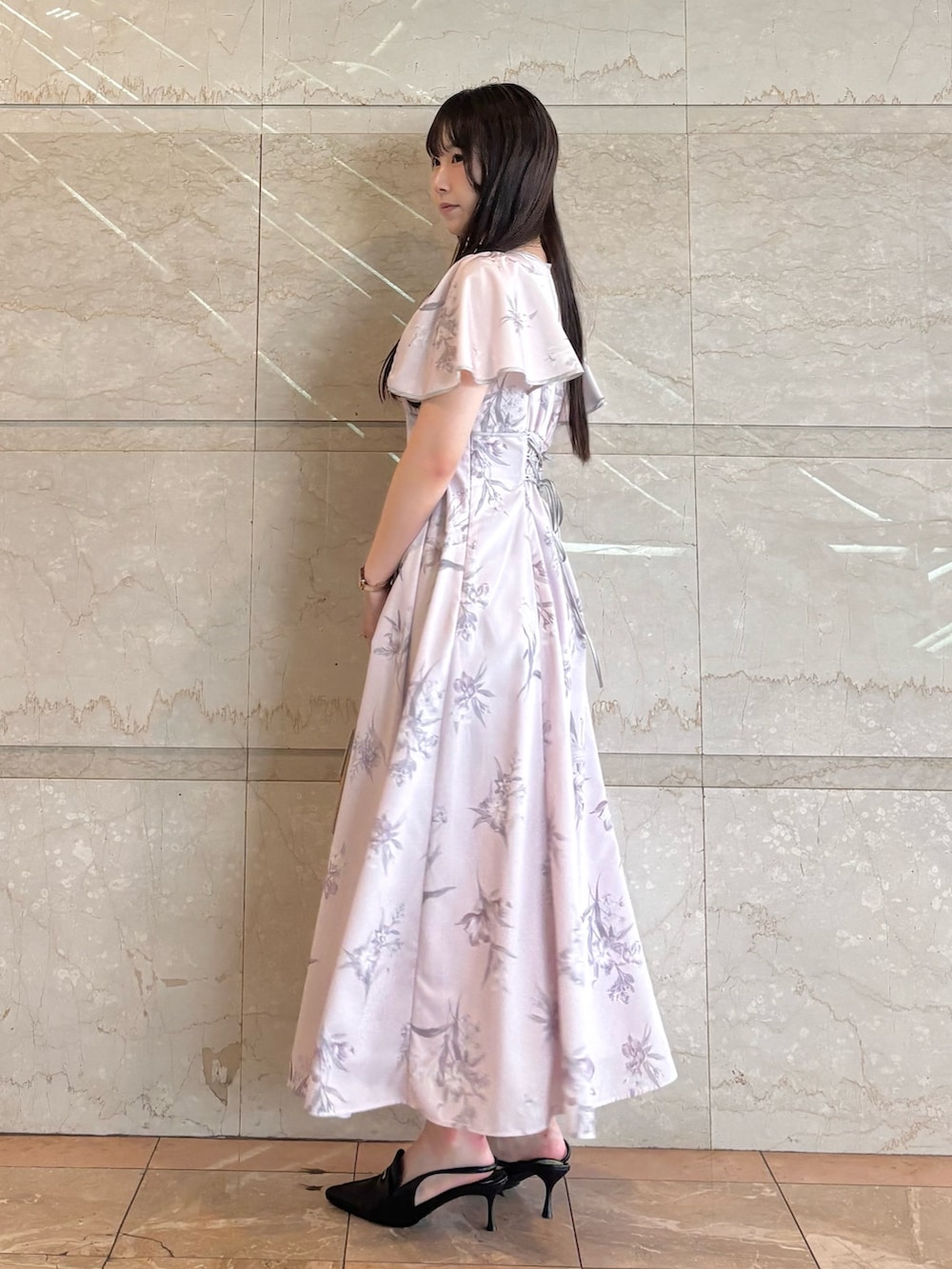 ホワイト系のハンドバッグ、ピンク系のワンピース、ブラック系のパンプスを着用したレディースの夏コーディネートの3枚目の写真