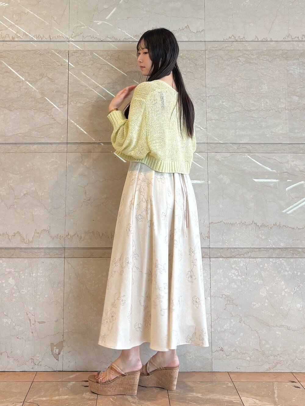 「MERCURYDUOのリネンライクバックレースアップキャミワンピース（ワンピース、ホワイト系）」を使った、NANAさん（レディース・155cm）の春コーディネートの3枚目の写真