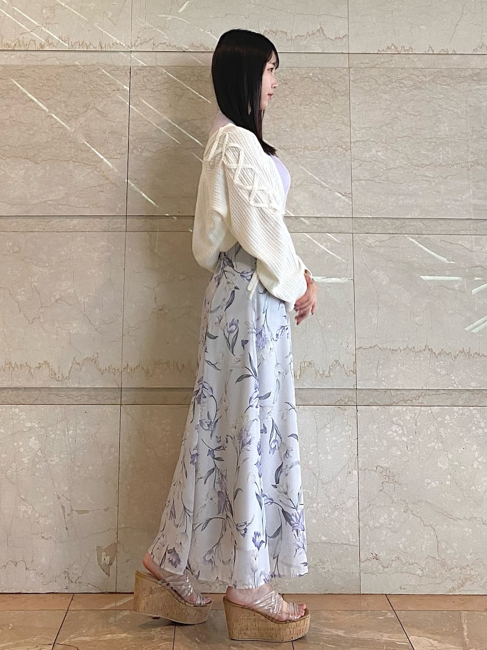 パープル系のワンピース、その他のサンダル、ホワイト系のカーディガン/ボレロを着用したレディースの夏コーディネートの3枚目の写真