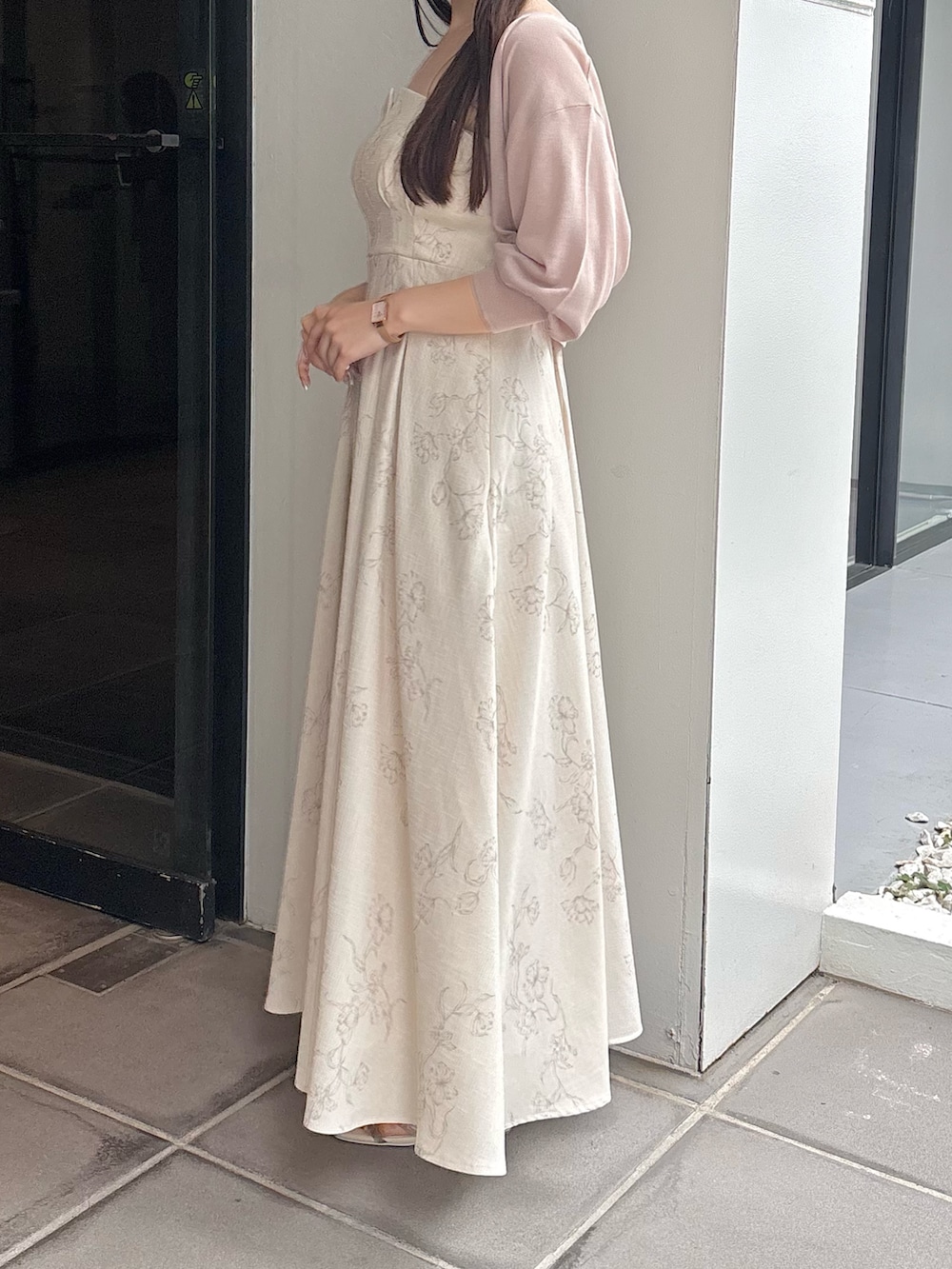 ホワイト系のワンピース、ホワイト系のサンダル、ベージュ系のカーディガン/ボレロを着用したレディースの夏コーディネートの4枚目の写真