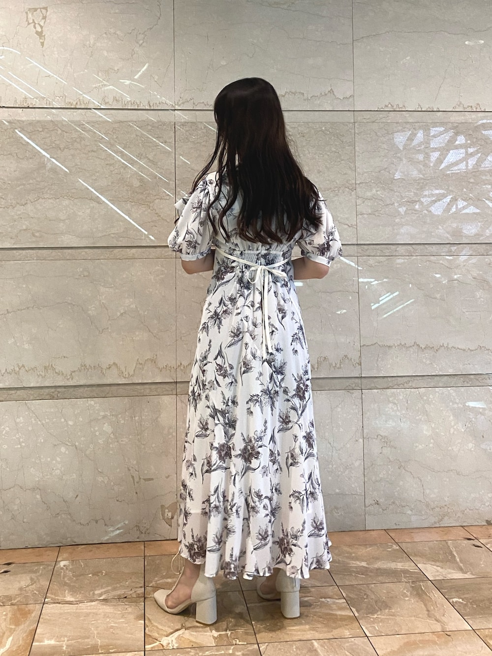 ホワイト系のワンピース、ホワイト系のブーツを着用したレディースの夏コーディネートの3枚目の写真
