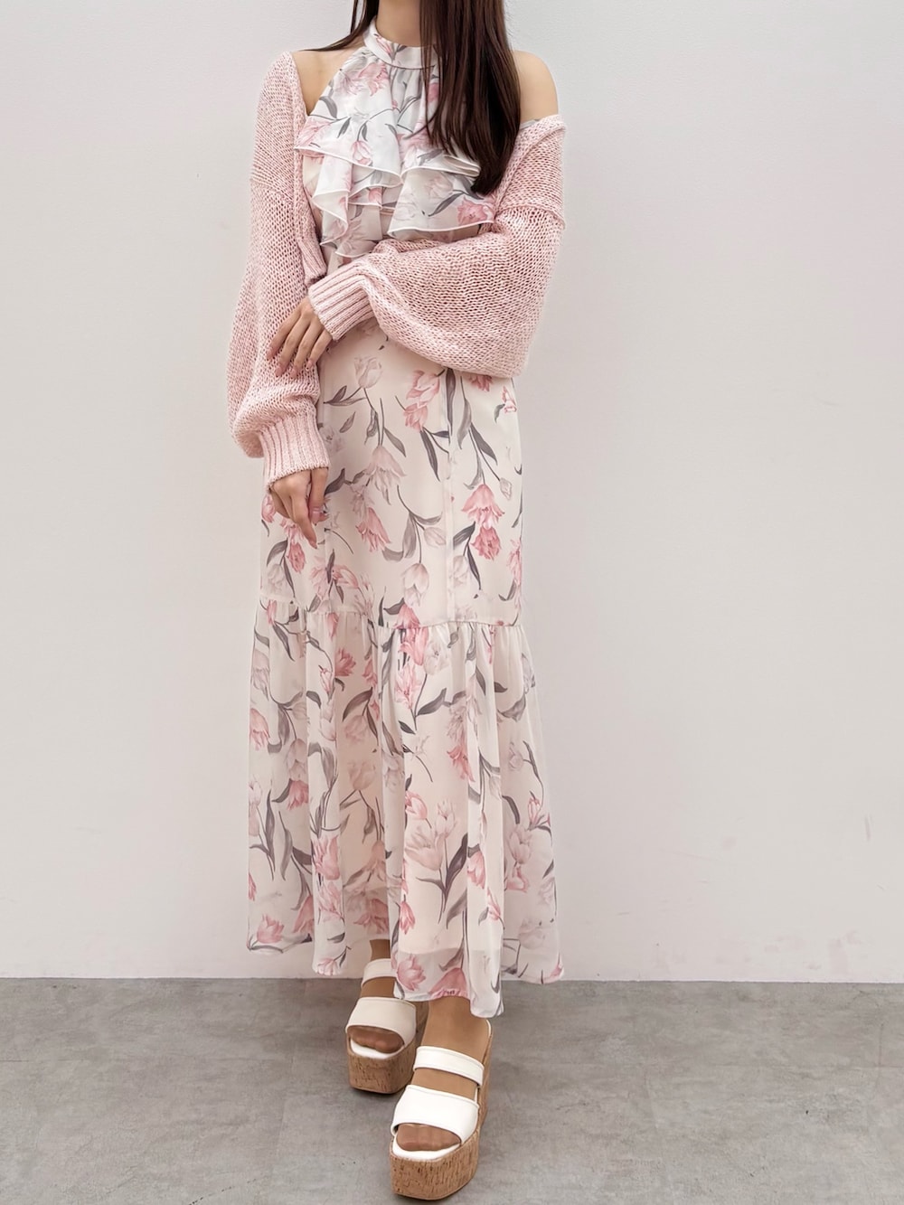 ピンク系のワンピース、ピンク系のカーディガン/ボレロ、ホワイト系のサンダルを着用したレディースの春コーディネートの3枚目の写真