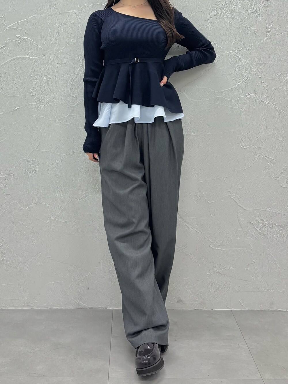 グレー系のその他パンツ、ブルー系のニット/セーター、ブラウン系のブーツを着用したレディースの秋コーディネートの2枚目の写真