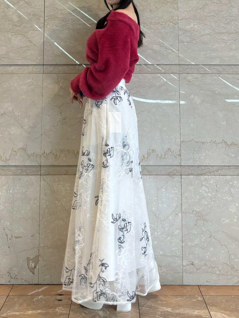 ホワイト系のブーツ、ホワイト系のスカート、レッド系のニット/セーターを着用したレディースの秋コーディネートの3枚目の写真