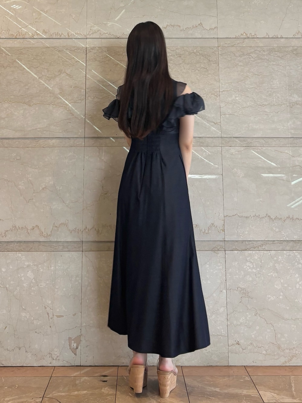 ブルー系のワンピース、その他のサンダル、ブラック系のハンドバッグを着用したレディースの夏コーディネートの4枚目の写真