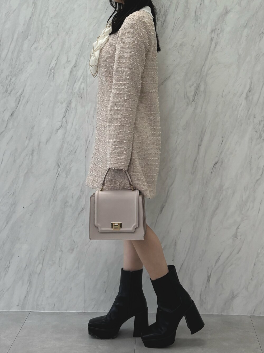 ベージュ系のワンピース、ブラック系のブーツ、ピンク系のハンドバッグを着用したレディースの秋コーディネートの3枚目の写真