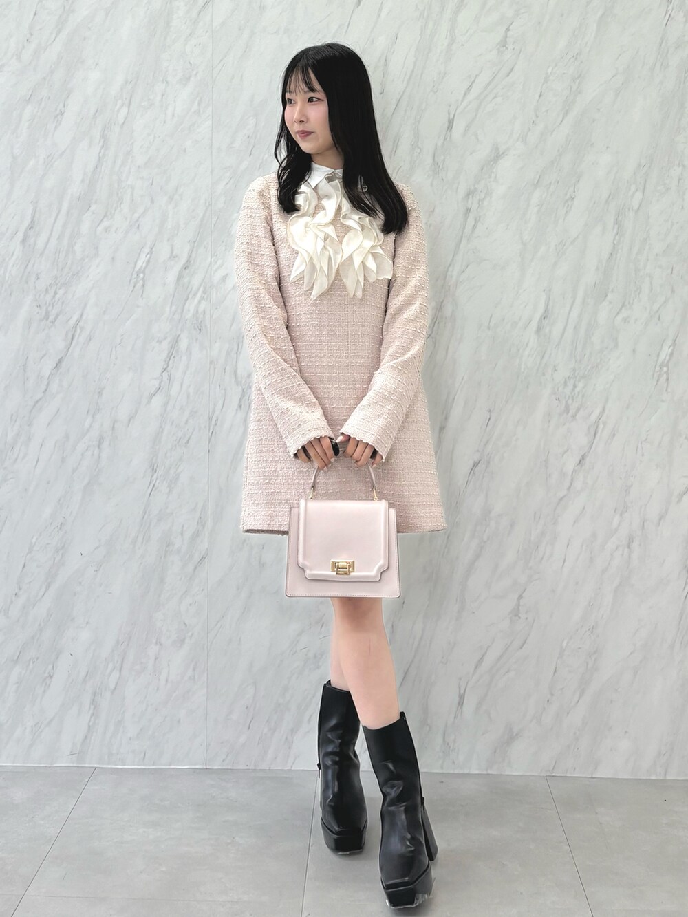 ベージュ系のワンピース、ブラック系のブーツ、ピンク系のハンドバッグを着用したレディースの秋コーディネートの2枚目の写真