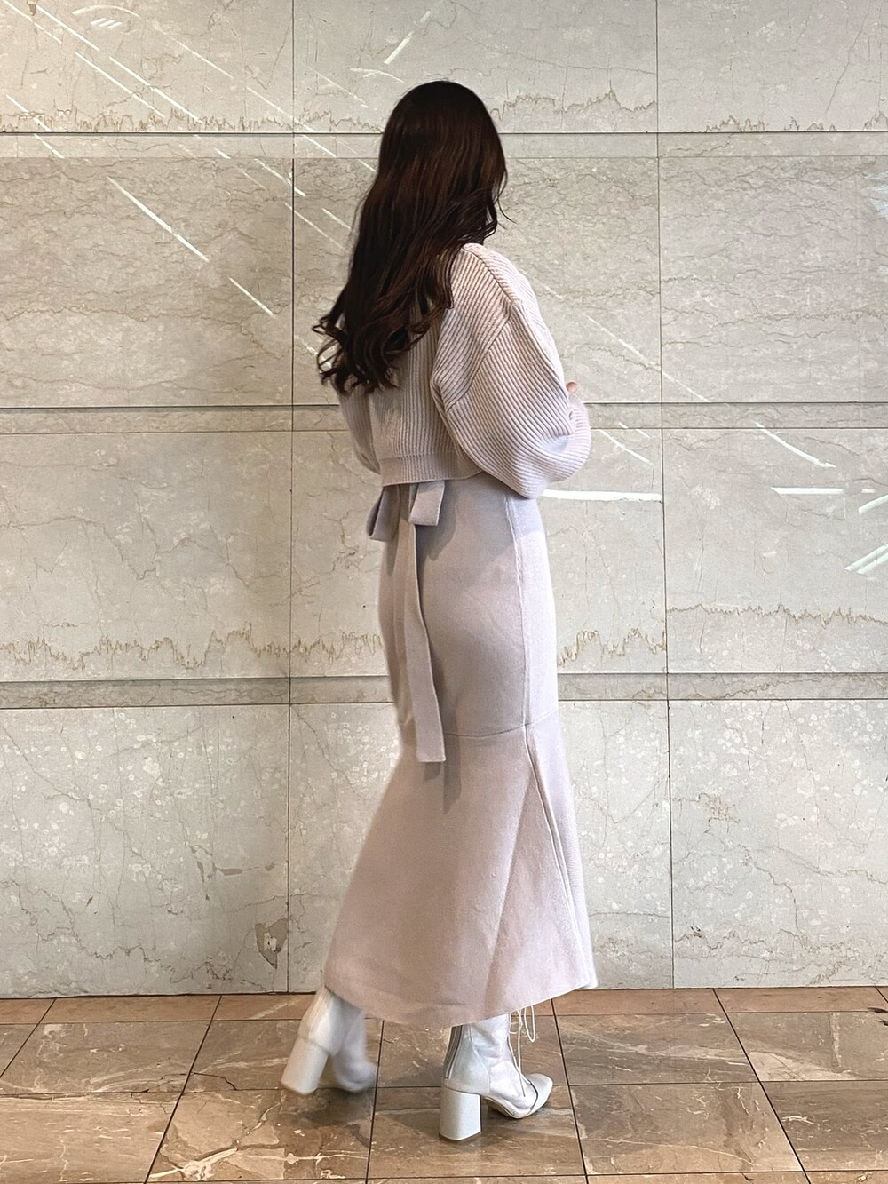 ピンク系のワンピース、ホワイト系のブーツを着用したレディースの秋コーディネートの3枚目の写真