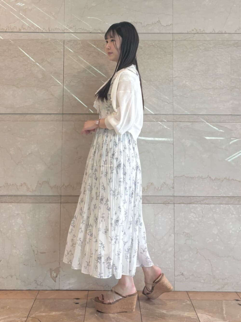 「MERCURYDUOのクリアチューブウェッジサンダル（サンダル、ブラウン系）」を使った、NANAさん（レディース・155cm）の春コーディネートの2枚目の写真