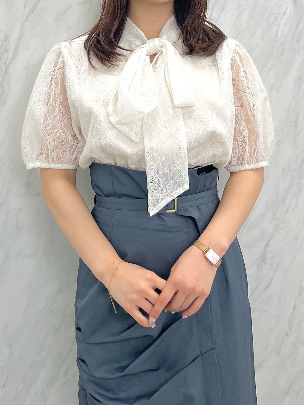 グレー系のスカート、ホワイト系のシャツ/ブラウス、ブラック系のパンプスを着用したレディースの夏コーディネートの4枚目の写真