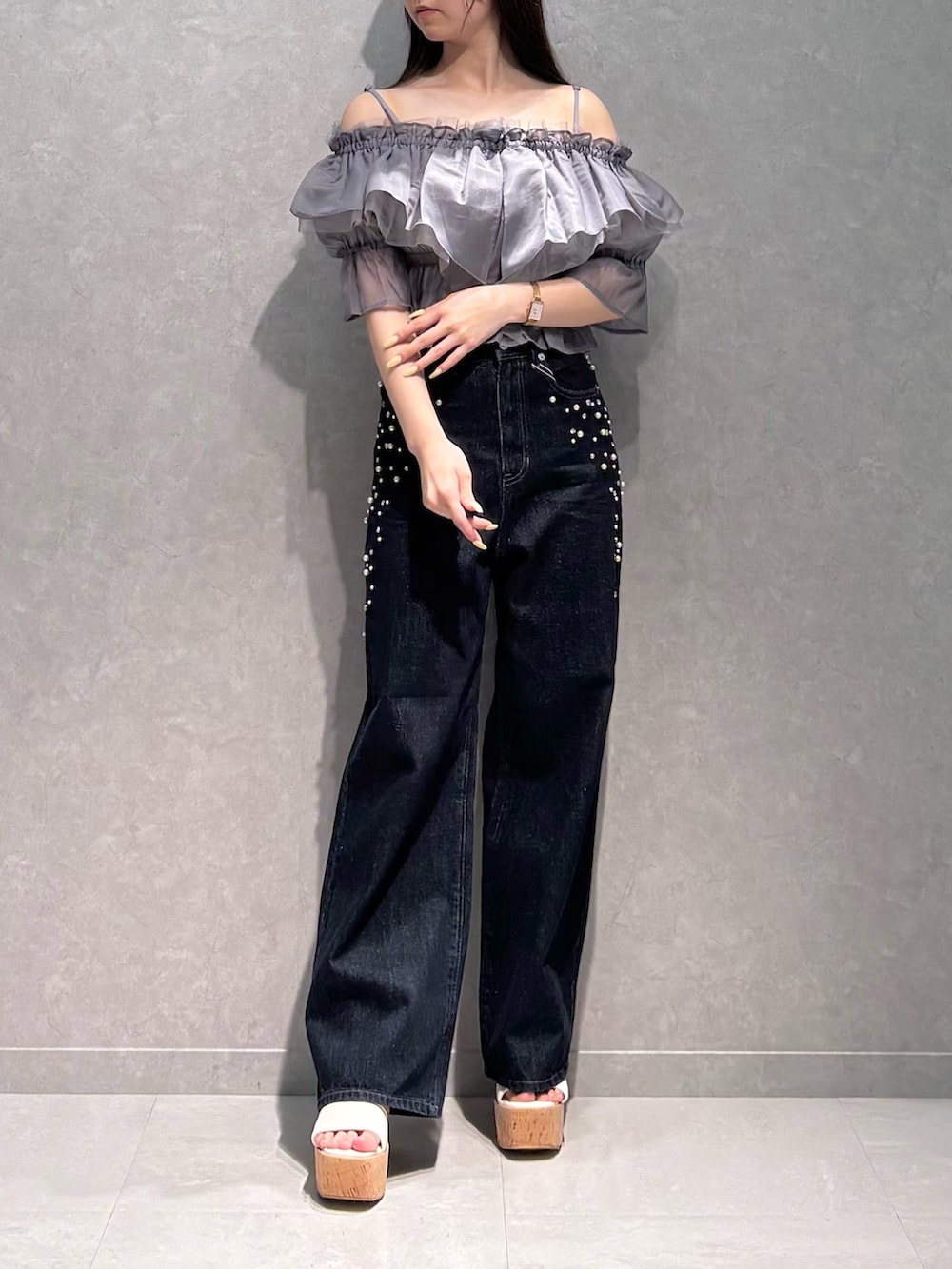 ブルー系のデニムパンツ、グレー系のシャツ/ブラウス、ホワイト系のサンダルを着用したレディースの夏コーディネートの2枚目の写真