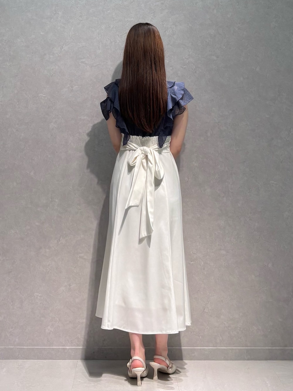 ブルー系のワンピース、ホワイト系のパンプスを着用したレディースの春コーディネートの5枚目の写真