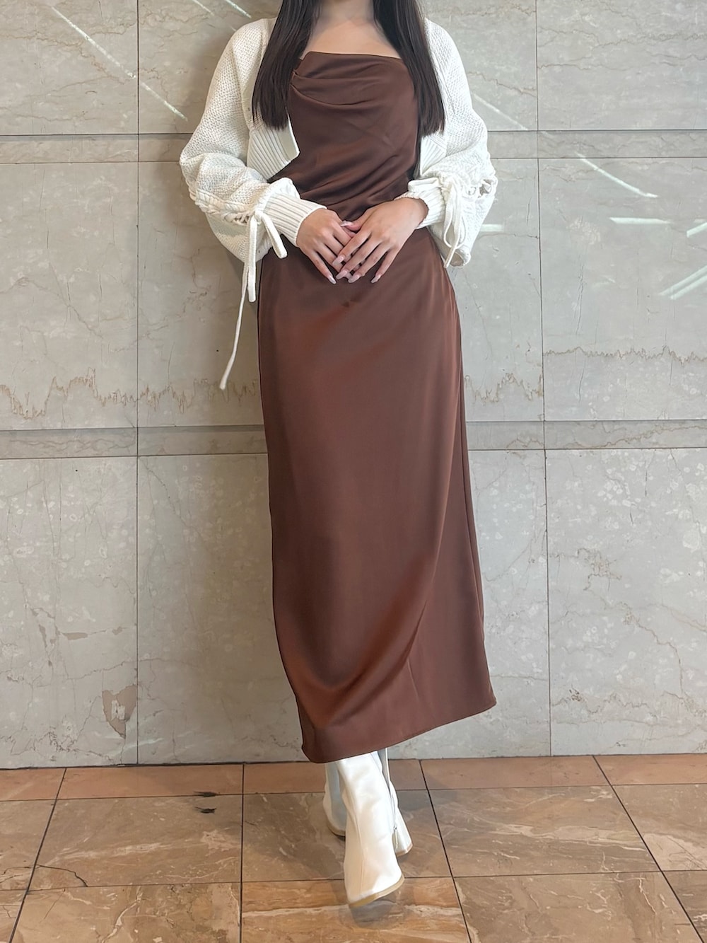 ブラウン系のワンピース、ホワイト系のブーツ、ホワイト系のカーディガン/ボレロを着用したレディースの秋コーディネートの2枚目の写真