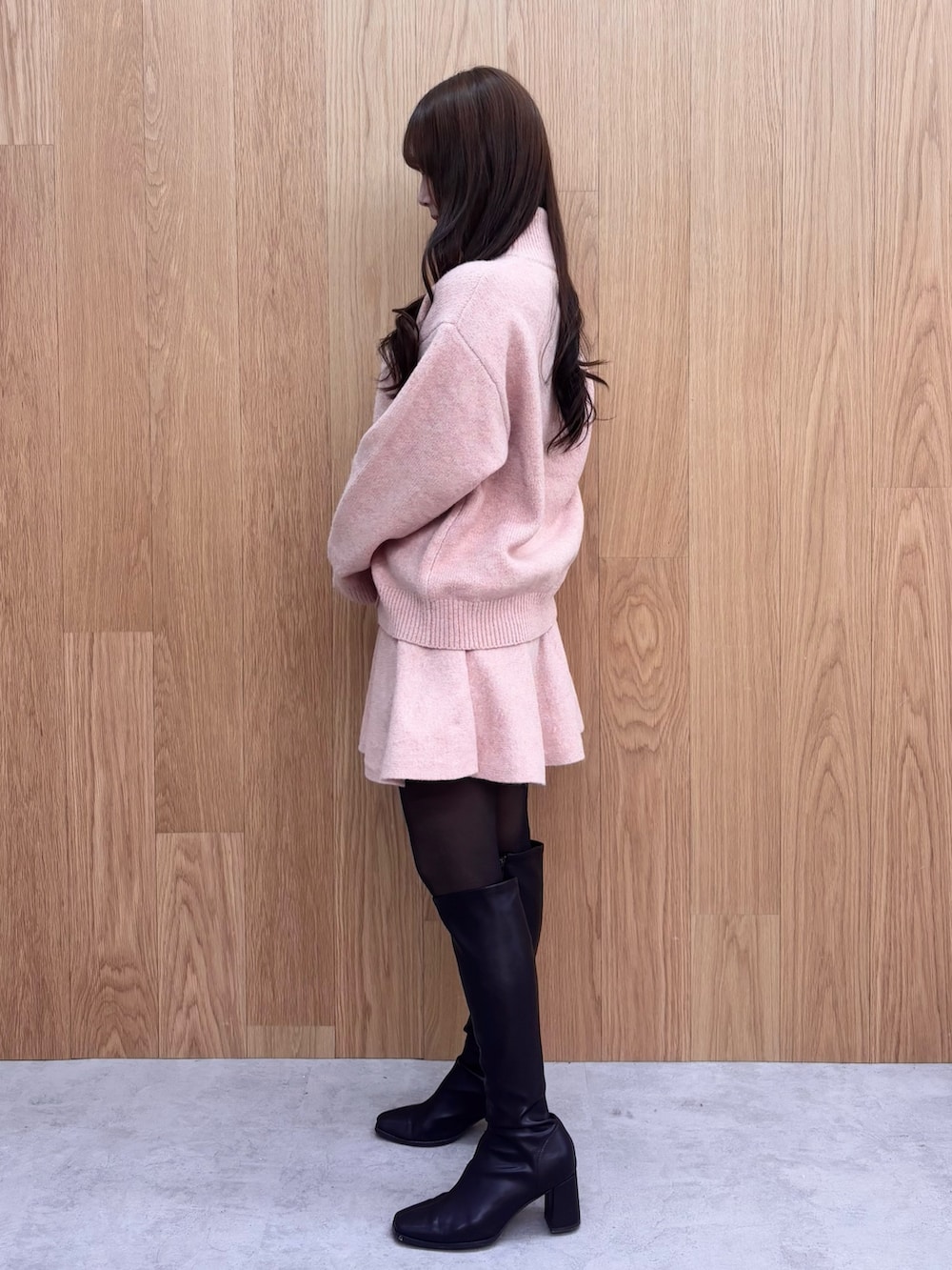 ブラウン系のブーツ、ピンク系のワンピースを着用したレディースの冬コーディネートの2枚目の写真