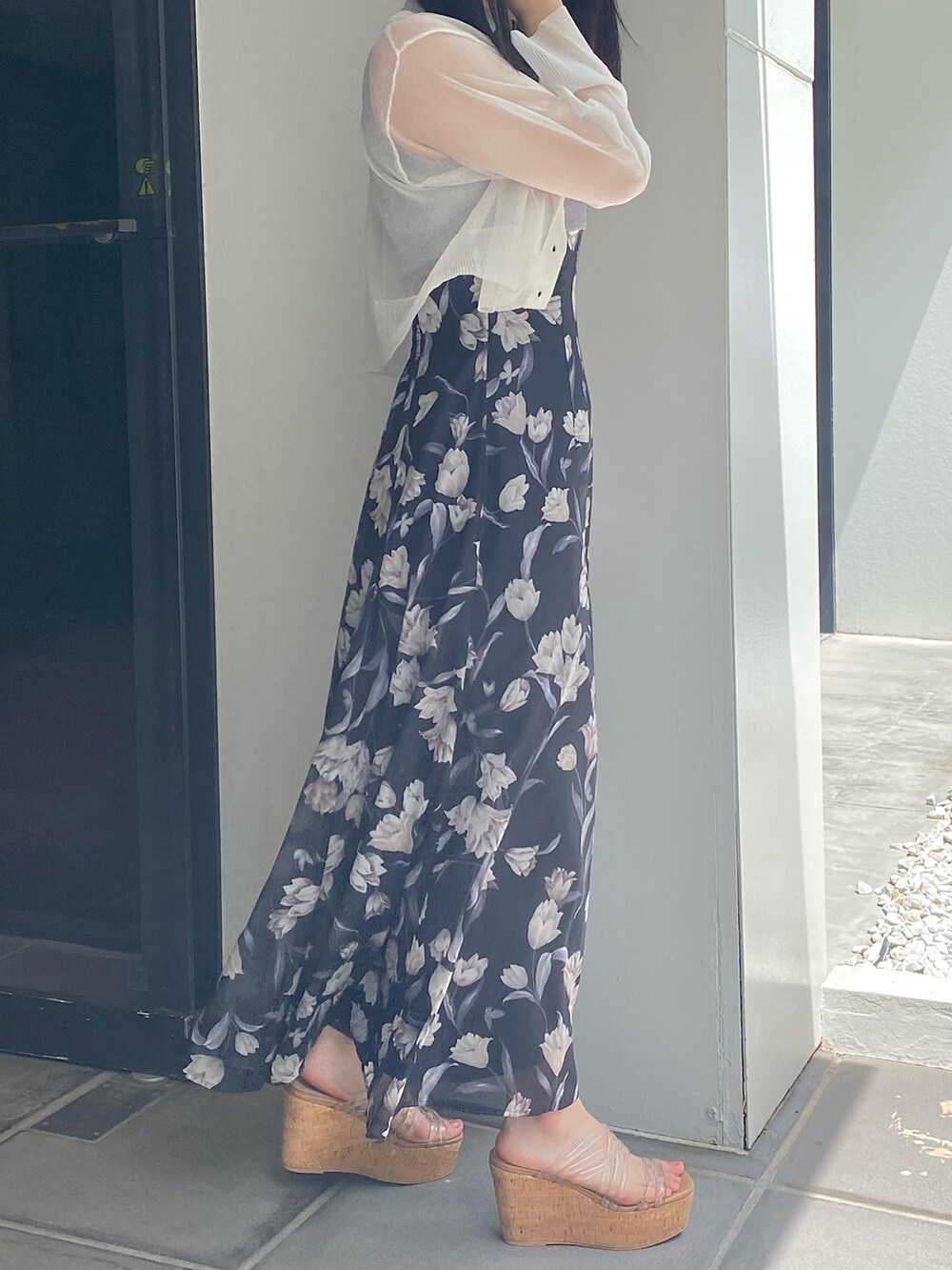 ブルー系のワンピース、その他のサンダル、ホワイト系のカーディガン/ボレロを着用したレディースの夏コーディネートの2枚目の写真