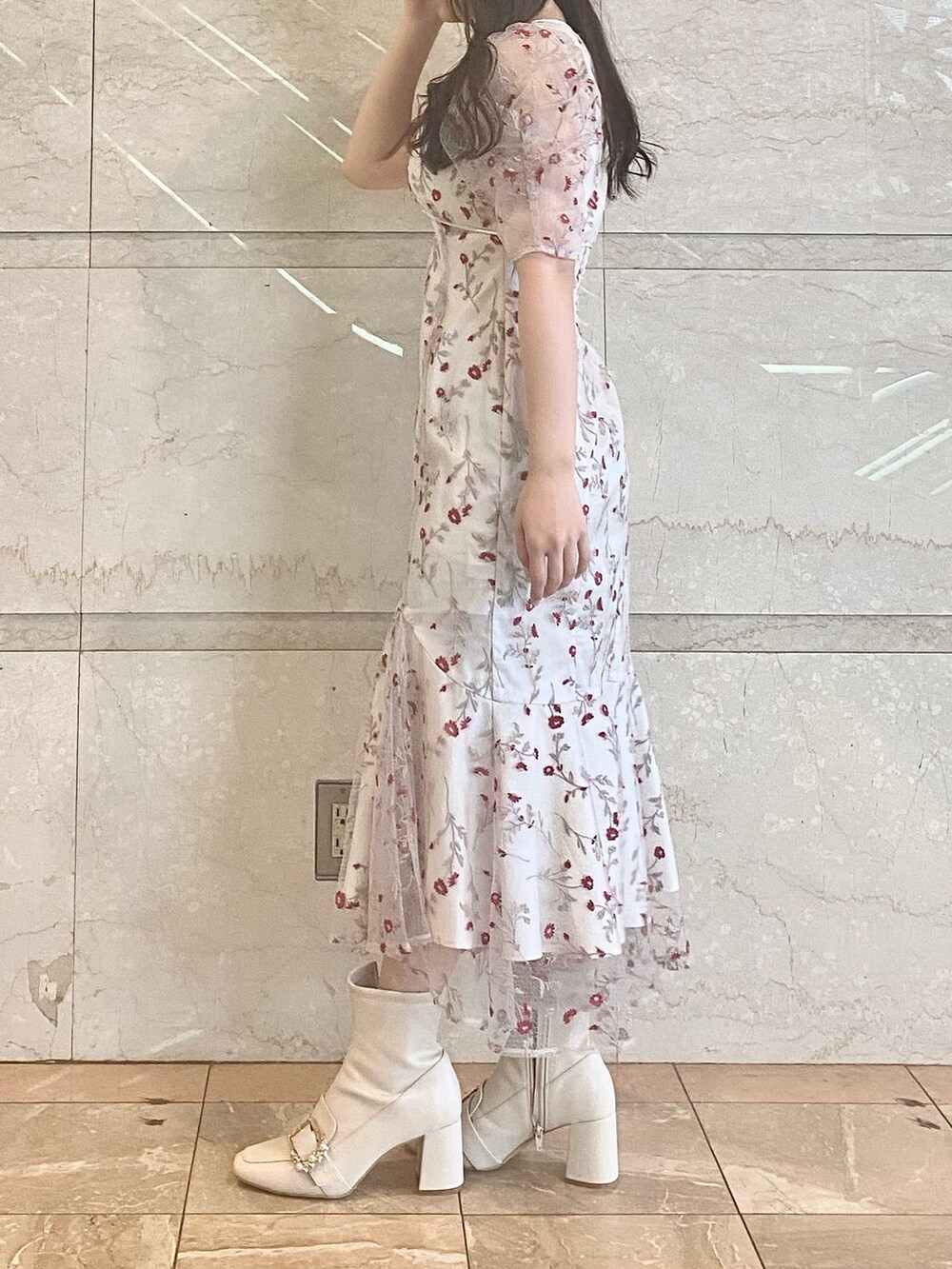 レッド系のワンピース、ホワイト系のブーツを着用したレディースの春コーディネートの4枚目の写真