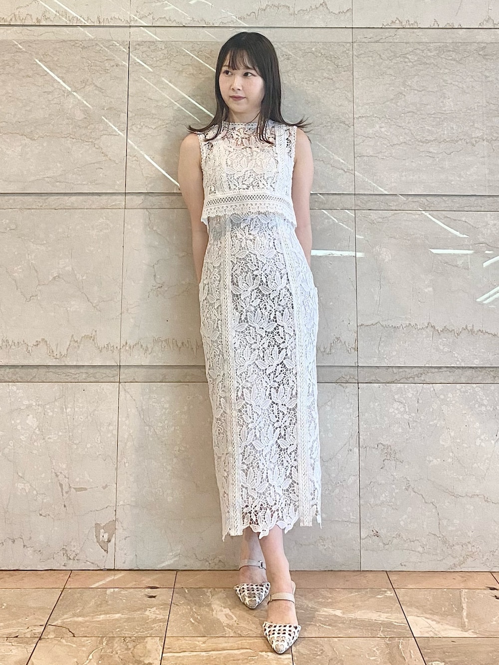 ホワイト系のドレス、その他のパンプスを着用したレディースの夏コーディネートの2枚目の写真