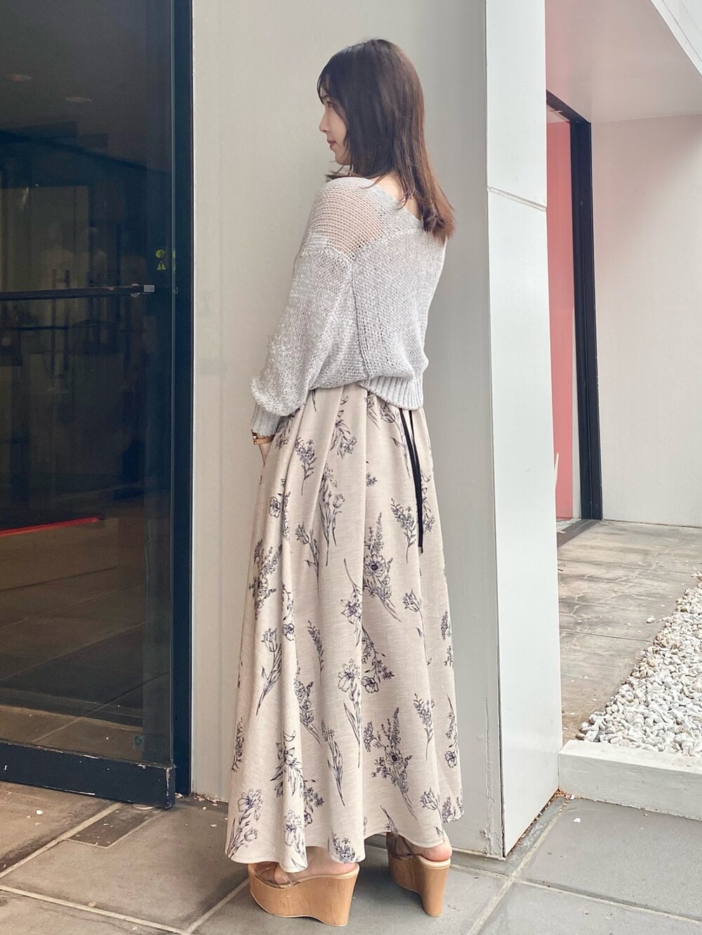 その他のワンピース、グレー系のサンダル、グレー系のカーディガン/ボレロを着用したレディースの春コーディネートの5枚目の写真