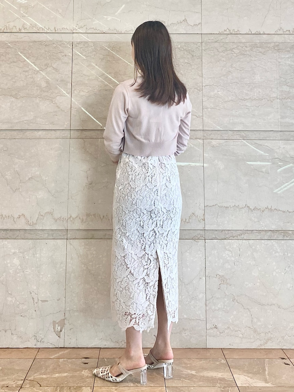 ホワイト系のドレス、その他のパンプス、ベージュ系のカーディガン/ボレロを着用したレディースの夏コーディネートの3枚目の写真