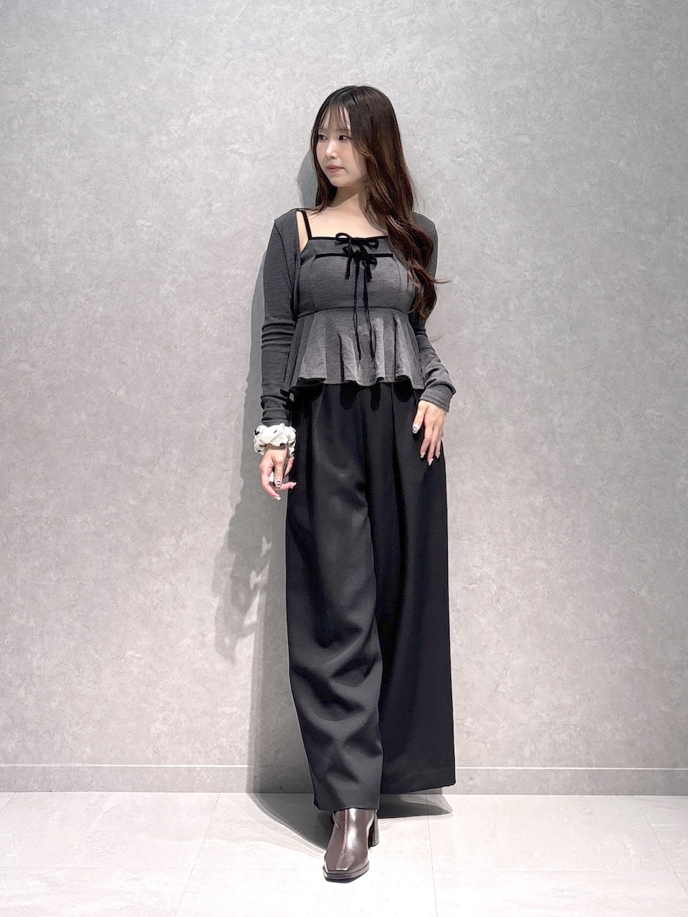 ブラック系のその他パンツ、グレー系のキャミソール、ブラウン系のブーツを着用したレディースの秋コーディネートの3枚目の写真