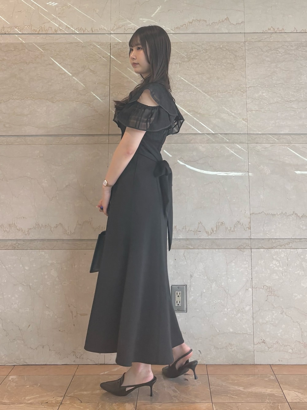 「MERCURYDUOのアコーディオンスクエアバッグ（ハンドバッグ、ブラック系）」を使った、NANAさん（レディース・155cm）の夏コーディネートの6枚目の写真