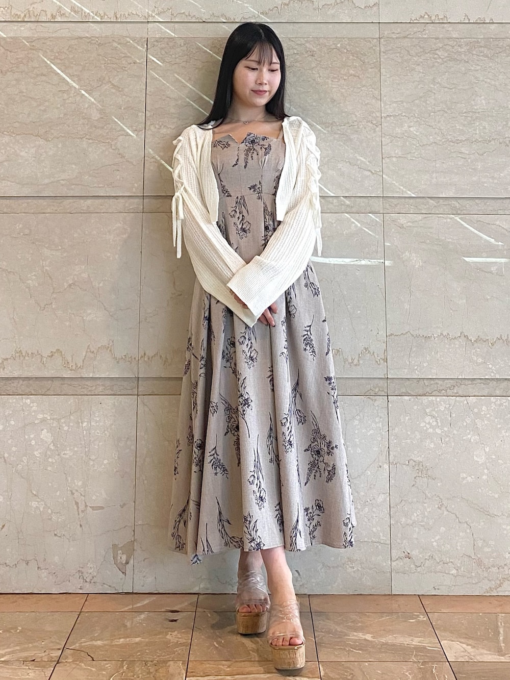 その他のワンピース、その他のサンダル、ホワイト系のカーディガン/ボレロを着用したレディースの夏コーディネートの5枚目の写真