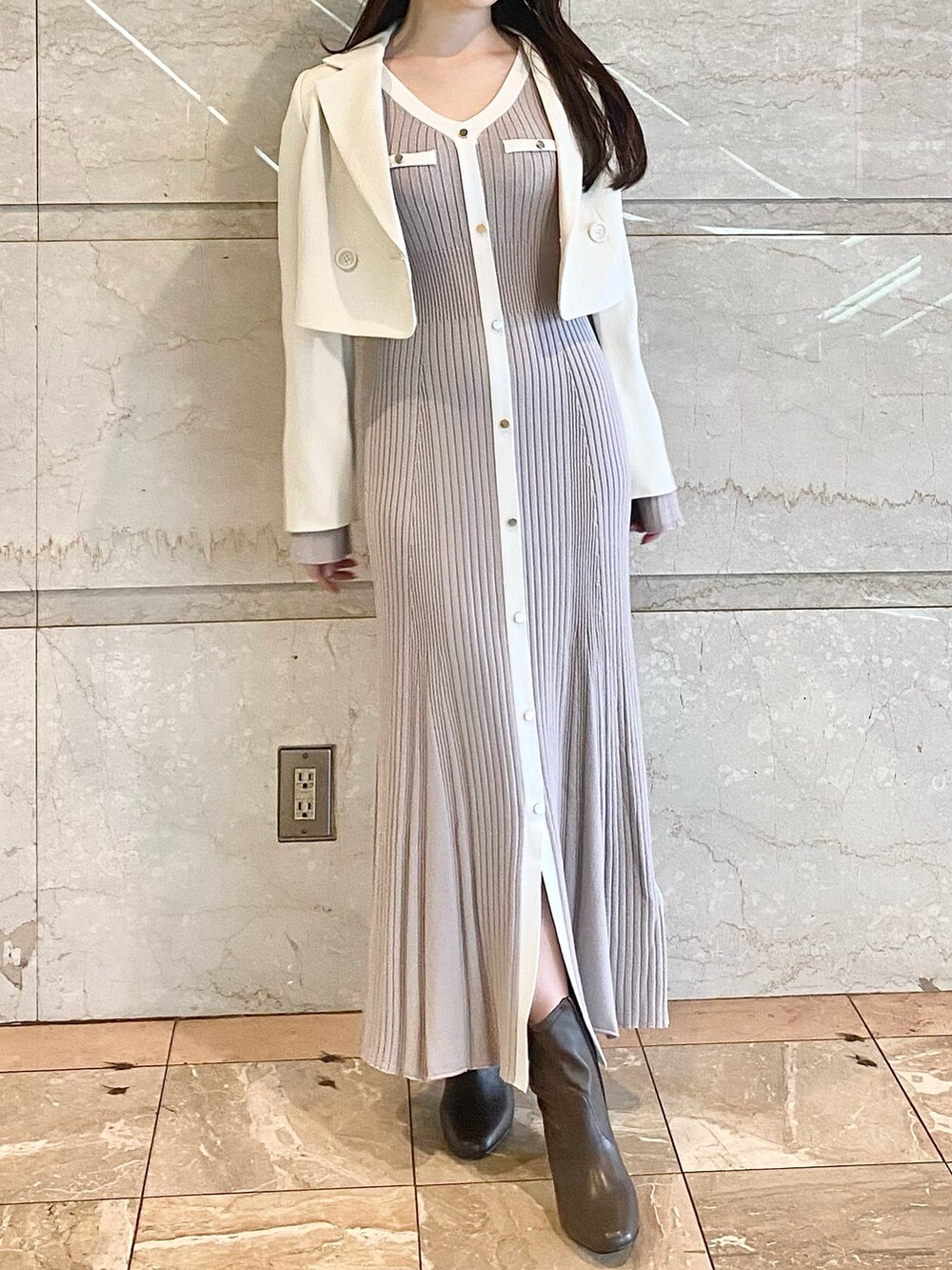 「MERCURYDUOのバイカラーリブマーメイドニットワンピース（ワンピース、ピンク系）」を使った、NANAさん（レディース・155cm）の冬コーディネートの3枚目の写真