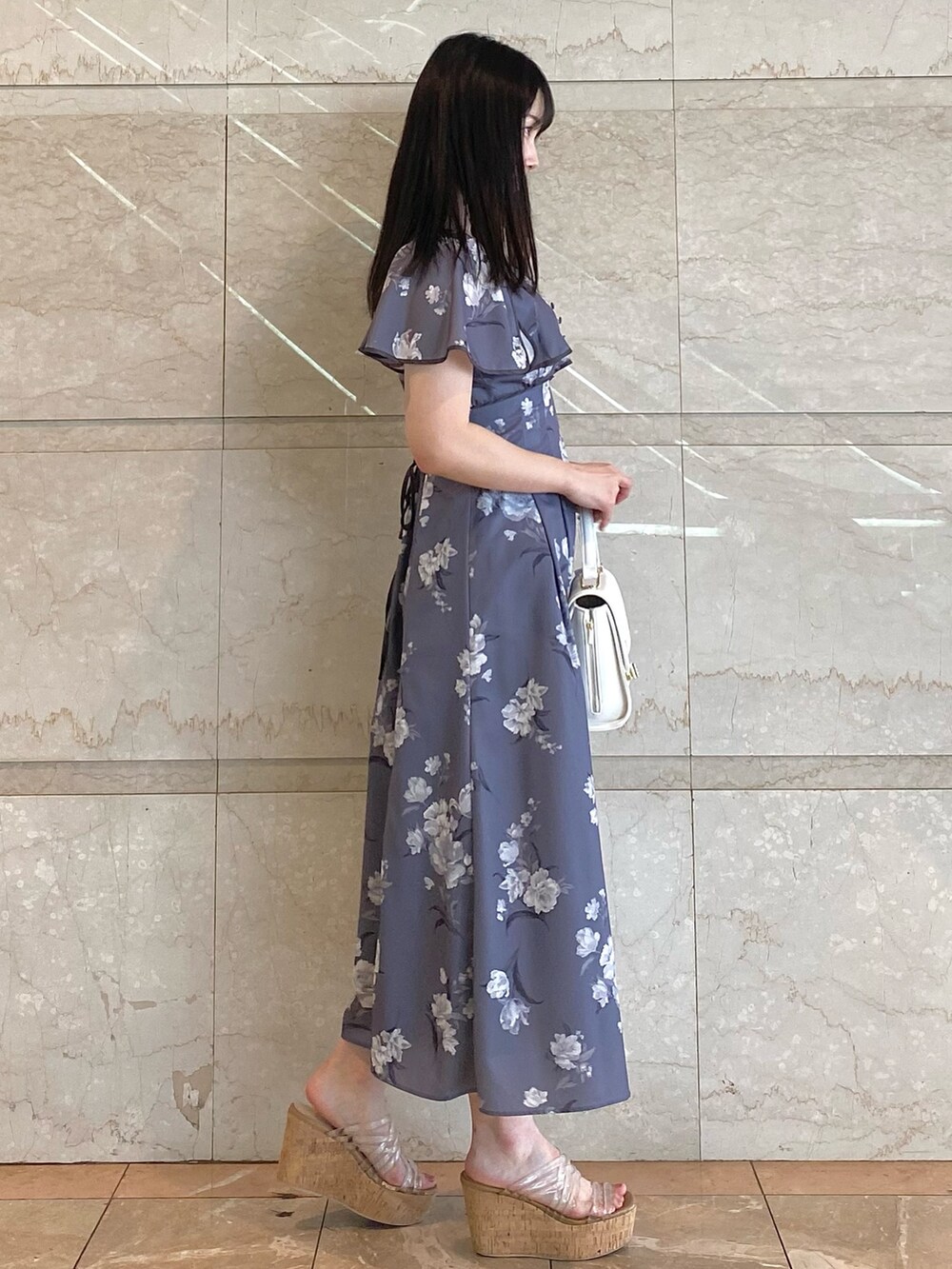 ホワイト系のハンドバッグ、グレー系のワンピース、その他のサンダルを着用したレディースの夏コーディネートの4枚目の写真
