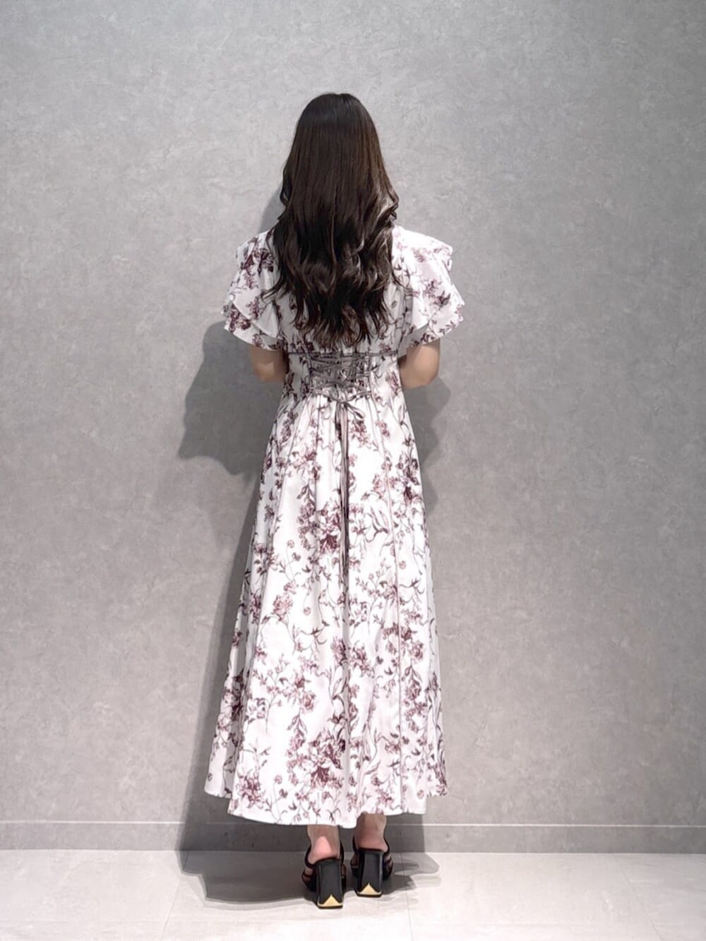ブラック系のサンダル、レッド系のワンピースを着用したレディースの夏コーディネートの5枚目の写真