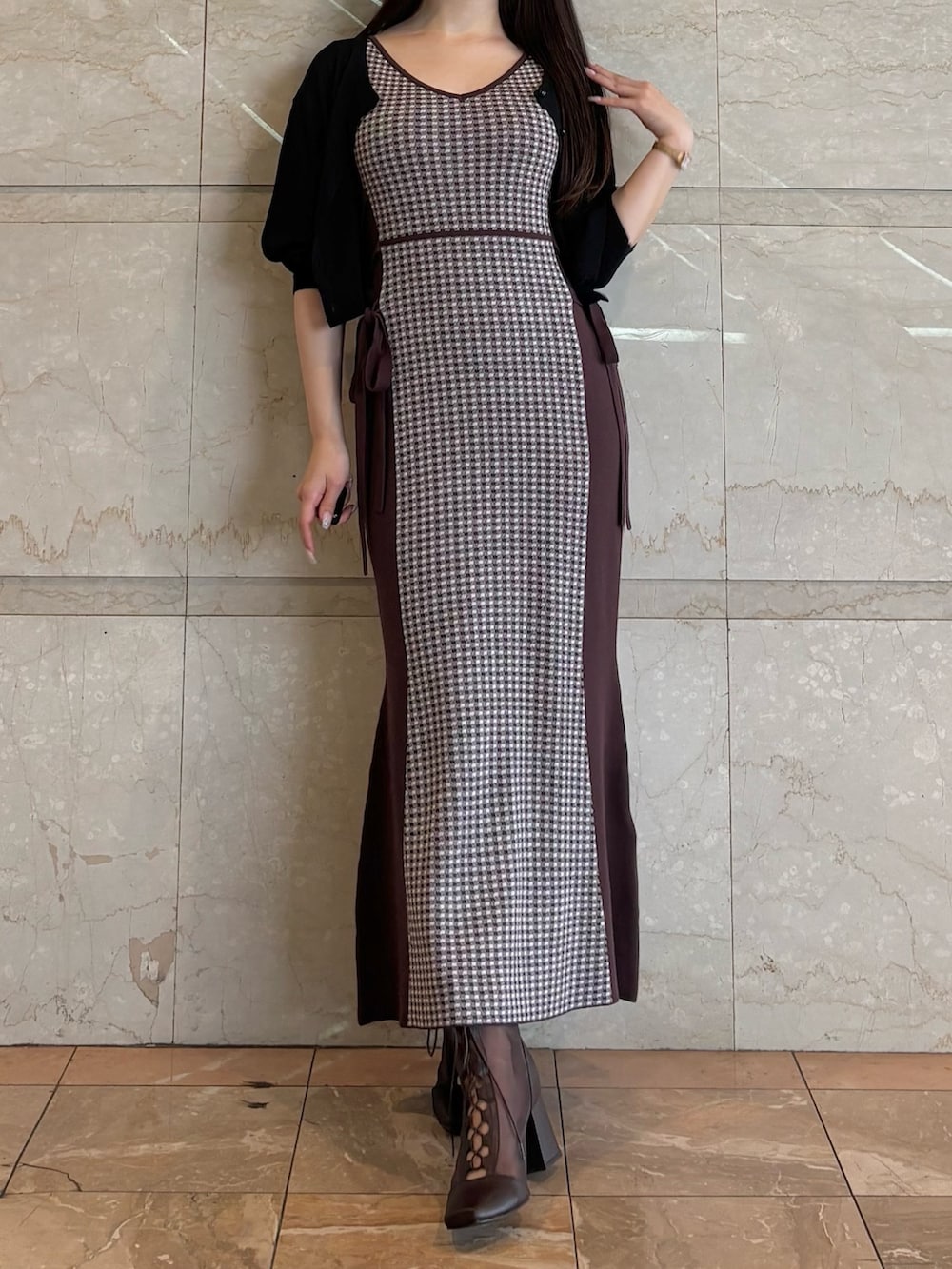 ブラウン系のワンピース、ブラウン系のブーツ、ブラック系のカーディガン/ボレロを着用したレディースの夏コーディネートの2枚目の写真