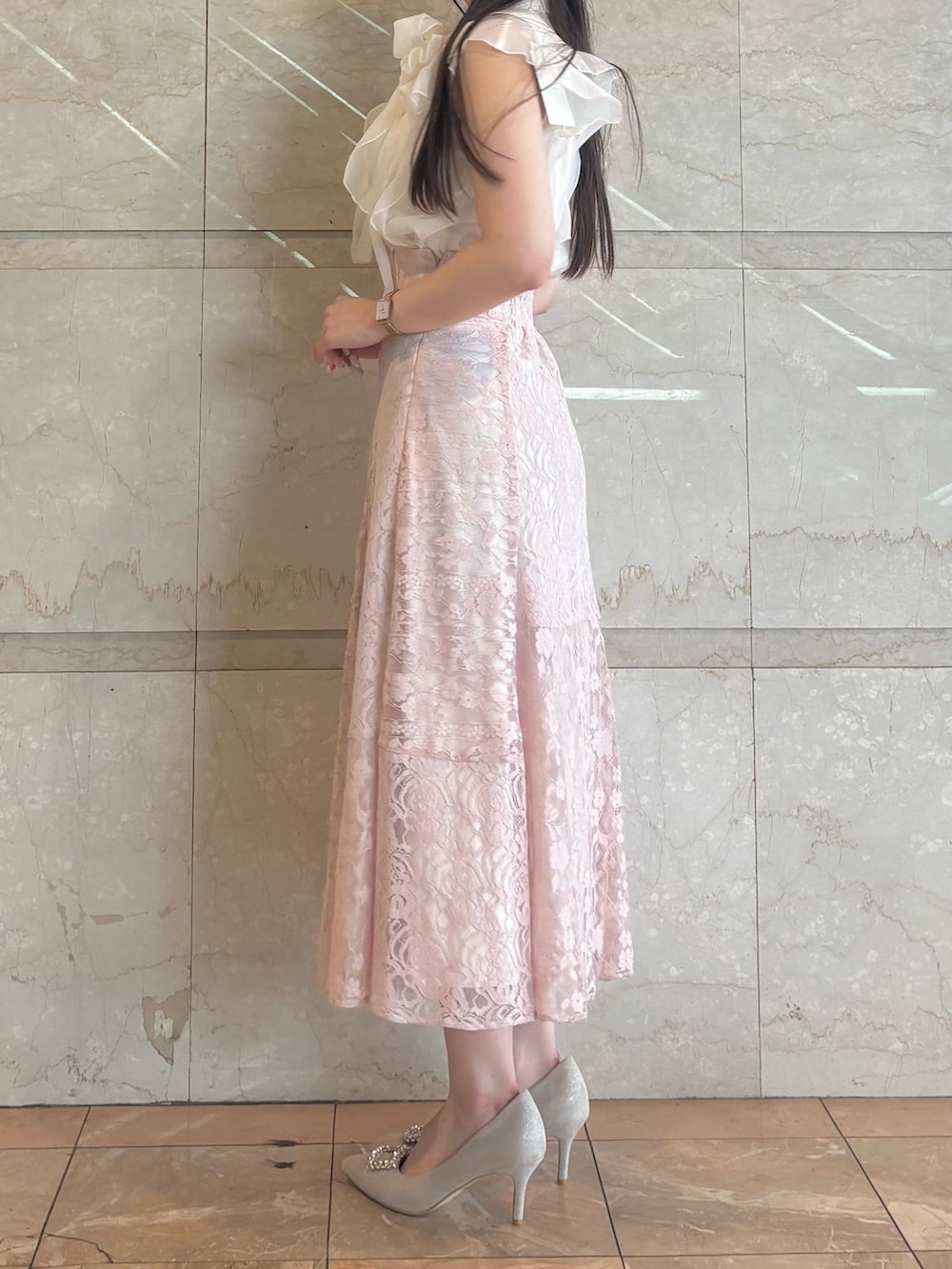 ピンク系のスカート、ベージュ系のパンプス、ホワイト系のシャツ/ブラウスを着用したレディースの夏コーディネートの4枚目の写真