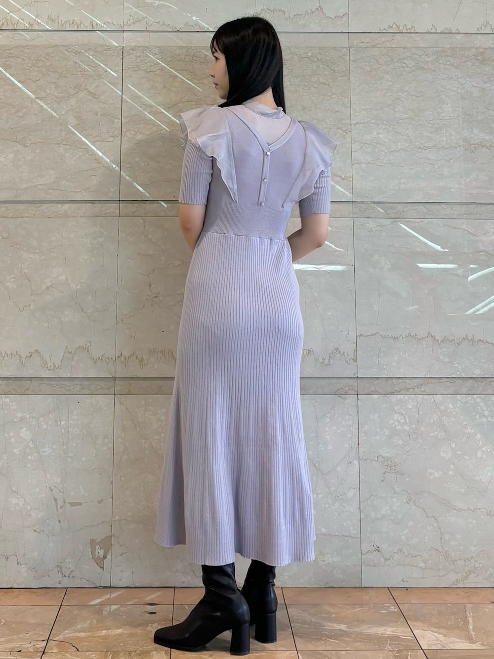 パープル系のワンピース、ブラウン系のブーツを着用したレディースの夏コーディネートの3枚目の写真