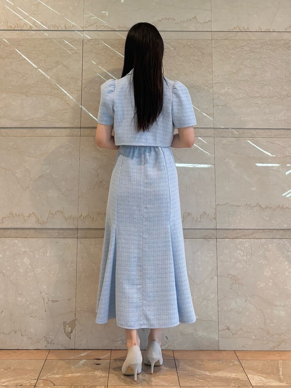 ブルー系のワンピース、ブルー系のその他アウター、シルバー系のパンプスを着用したレディースの春コーディネートの6枚目の写真