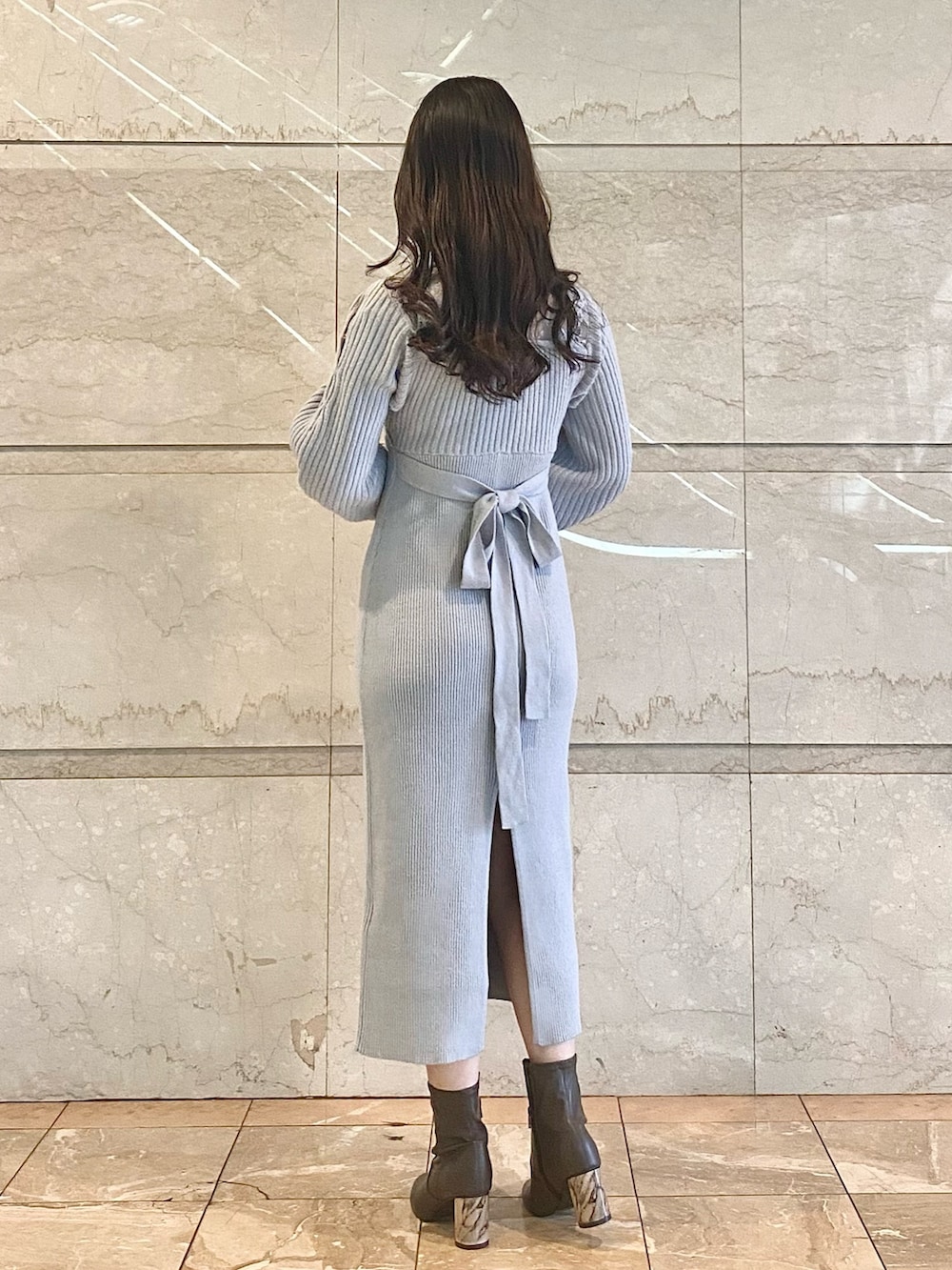 グレー系のワンピース、ブラウン系のブーツを着用したレディースの冬コーディネートの5枚目の写真