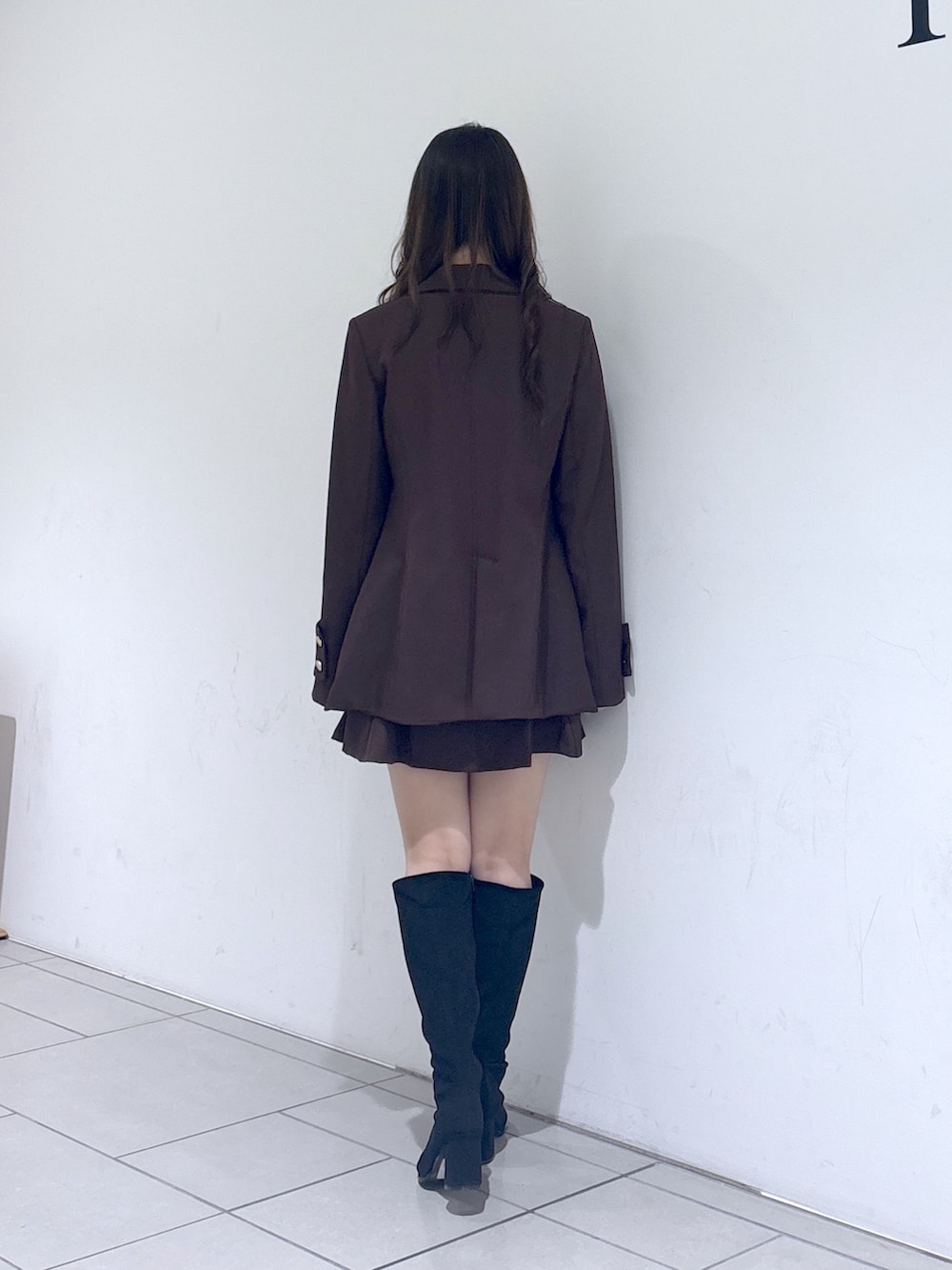 ブラウン系のスカート、ピンク系のシャツ/ブラウス、ブラウン系のテーラードジャケットを着用したレディースの秋コーディネートの5枚目の写真