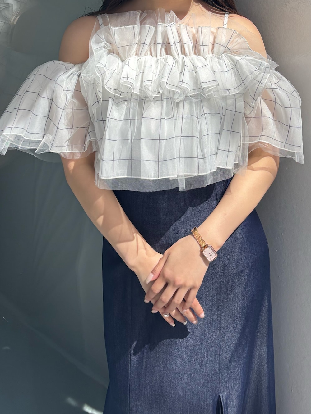 ブルー系のスカート、その他のシャツ/ブラウスを着用したレディースの春コーディネートの6枚目の写真