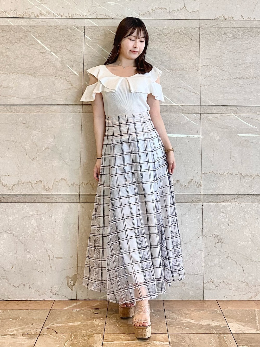 ホワイト系のスカート、その他のサンダル、ホワイト系のニット/セーターを着用したレディースの夏コーディネートの2枚目の写真