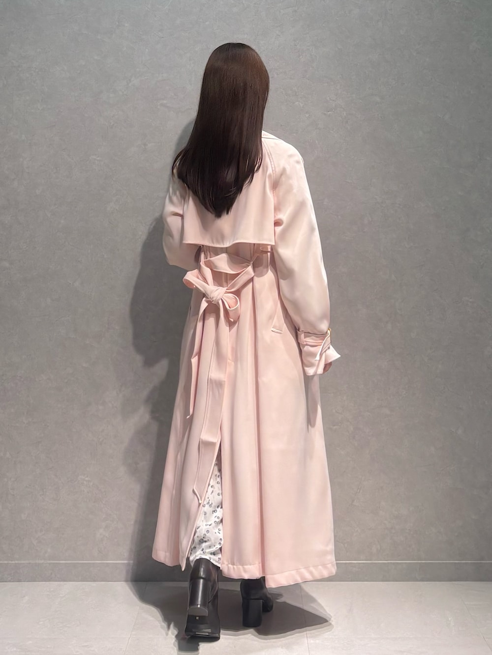 ホワイト系のワンピース、ピンク系のトレンチコート、ブラウン系のブーツを着用したレディースの春コーディネートの5枚目の写真