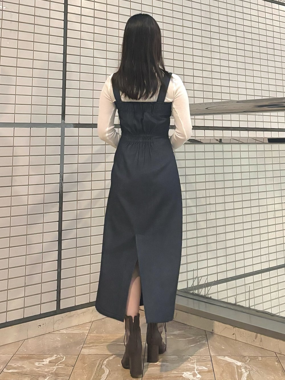 ホワイト系のハンドバッグ、ブラウン系のブーツ、ホワイト系のニット/セーターを着用したレディースの秋コーディネートの2枚目の写真