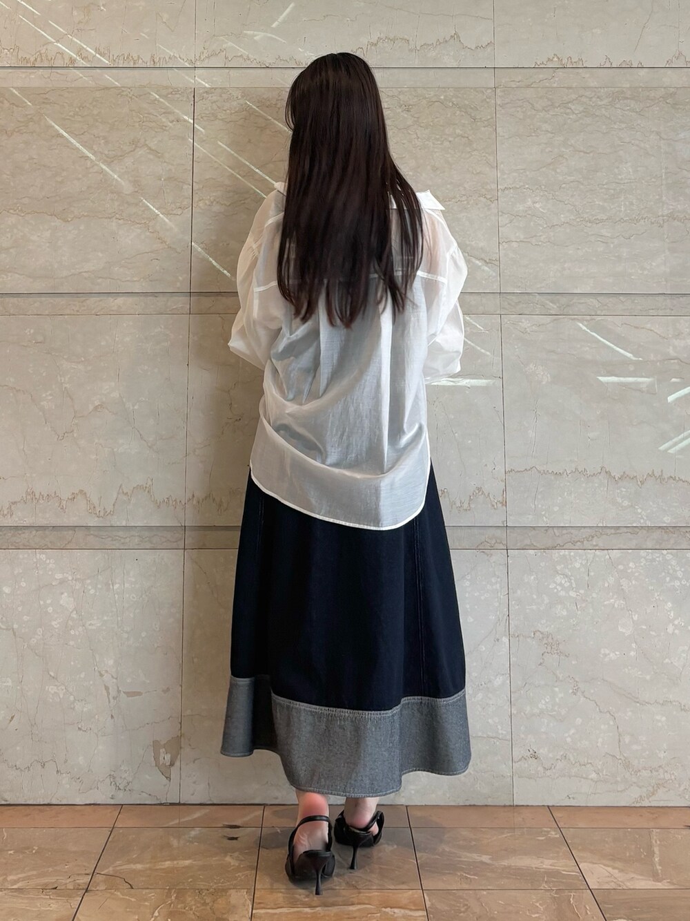 ブルー系のワンピース、ブラック系のパンプス、ホワイト系のシャツ/ブラウスを着用したレディースの夏コーディネートの4枚目の写真