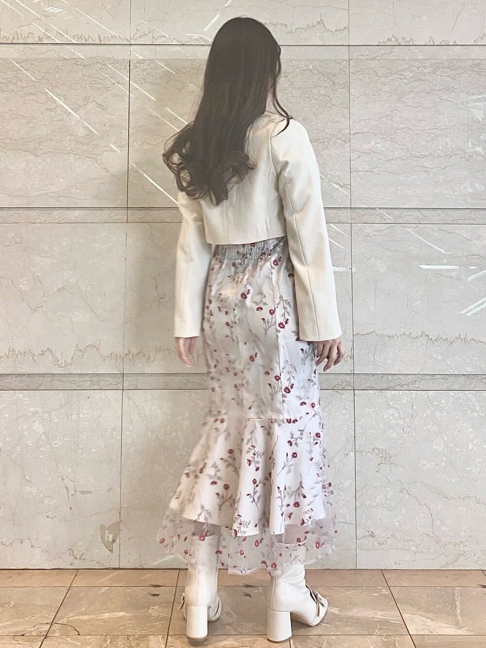 レッド系のワンピース、ホワイト系のブーツ、ホワイト系のテーラードジャケットを着用したレディースの春コーディネートの4枚目の写真