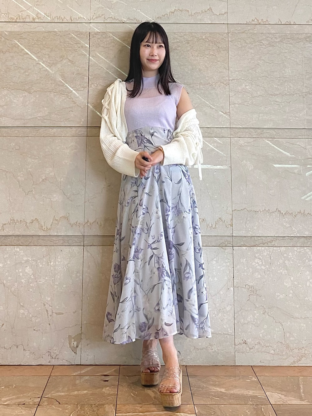 パープル系のワンピース、その他のサンダル、ホワイト系のカーディガン/ボレロを着用したレディースの夏コーディネートの2枚目の写真